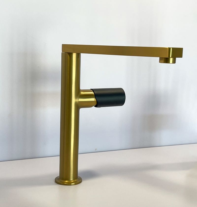 fitting a kitchen tap.jpg fitting a kitchen tap.jpg